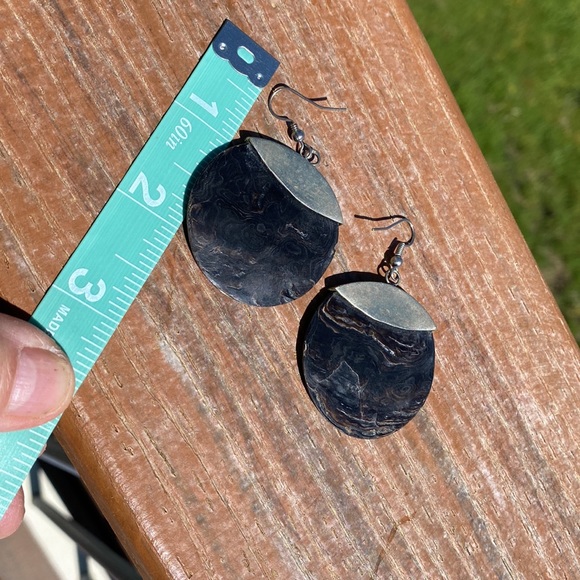 Abalone, Shell & Silver Filagree Ear Rings in a 1.5” across circle. Very light - Picture 3 of 3